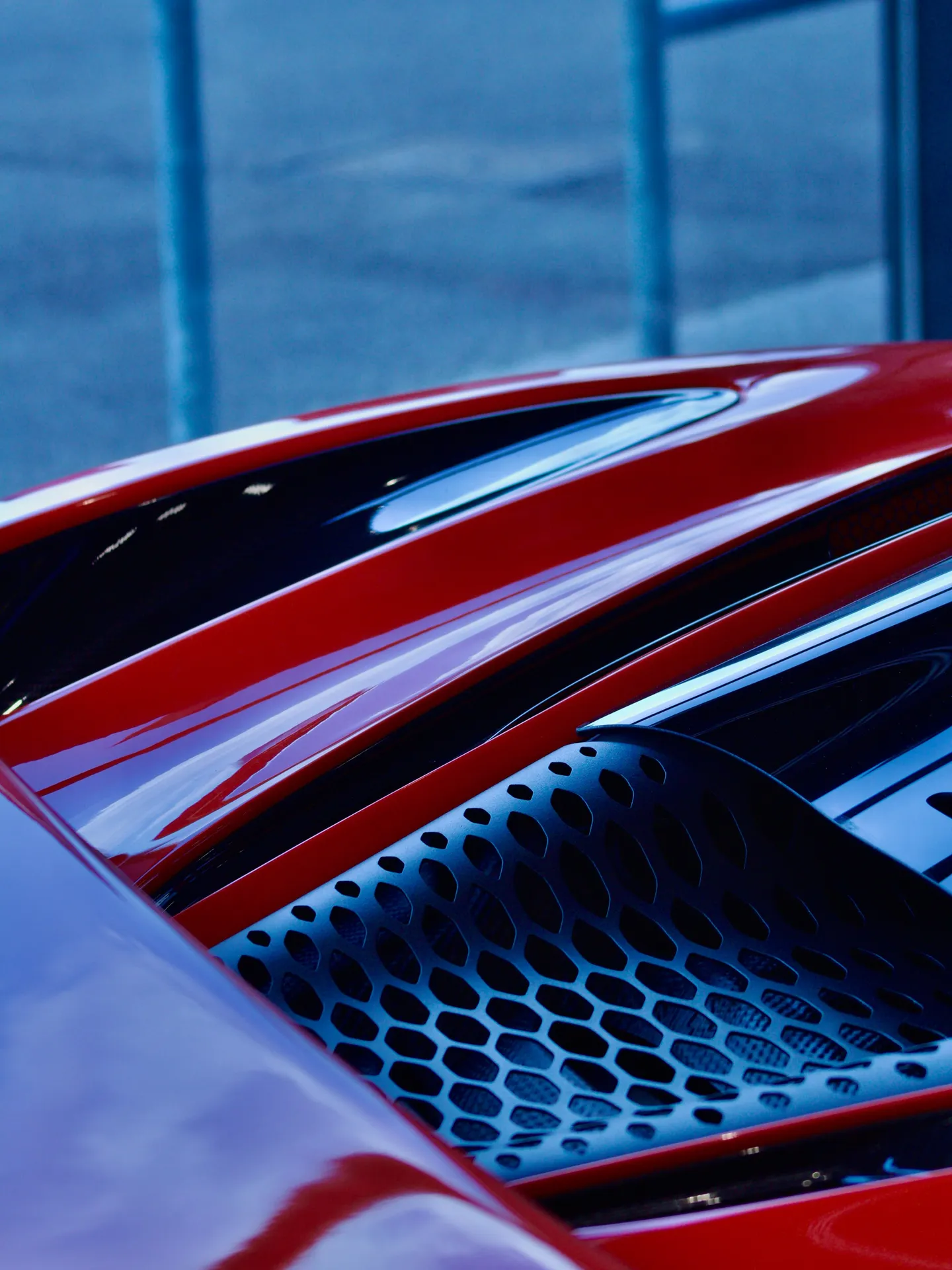 765LT — la grille arrière, à l'heure bleue