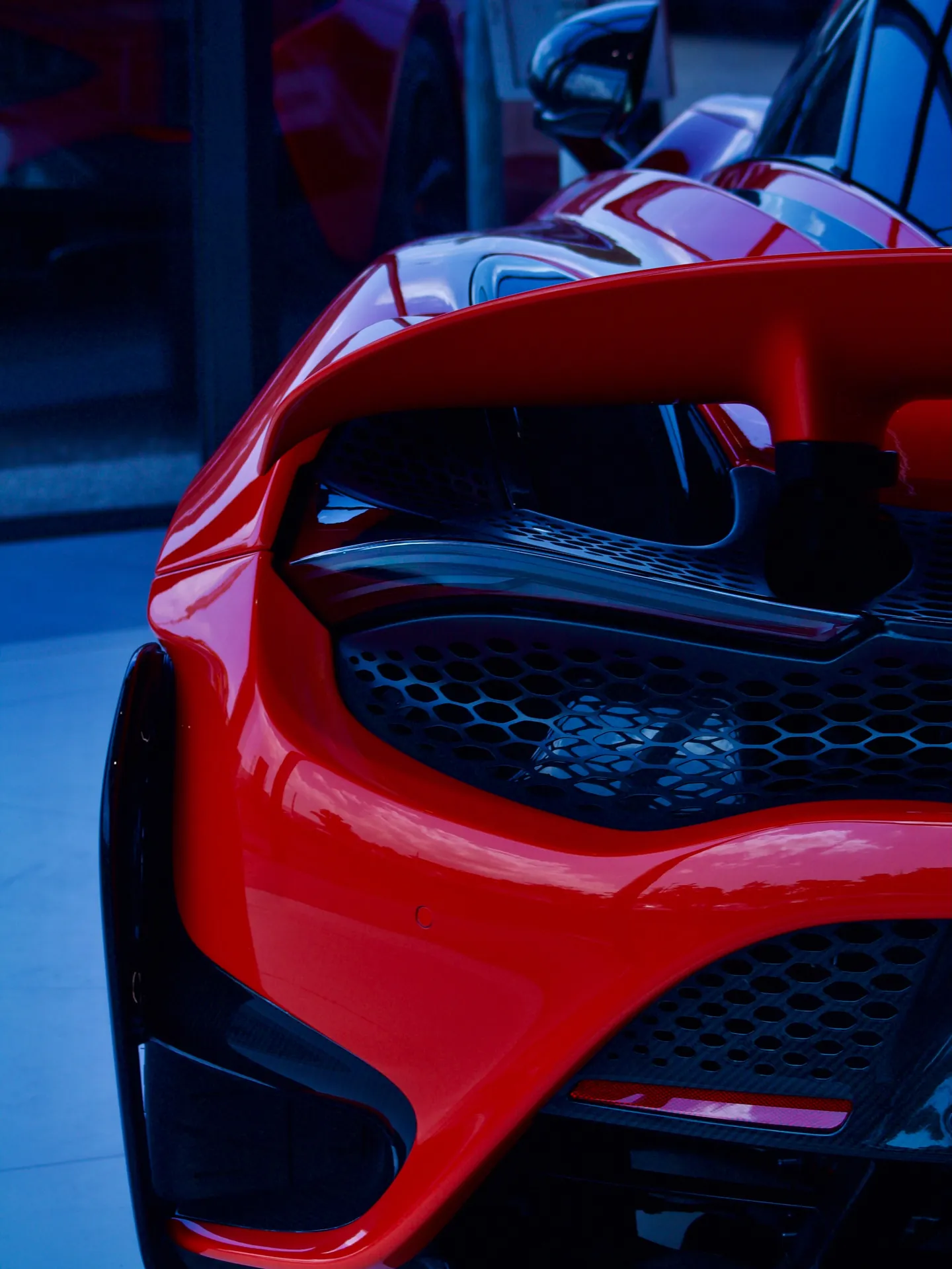 765LT — de face, dans le reflet du néon